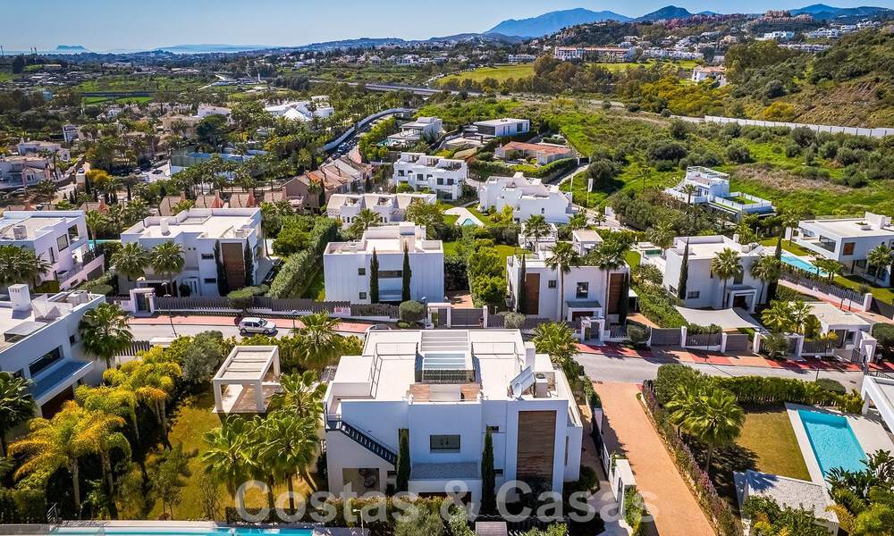 Moderne luxevilla te koop in een afgesloten wijk van de golfvallei van Nueva Andalucia, Marbella 53521
