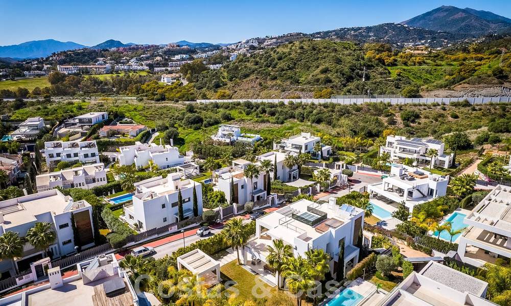 Moderne luxevilla te koop in een afgesloten wijk van de golfvallei van Nueva Andalucia, Marbella 53522