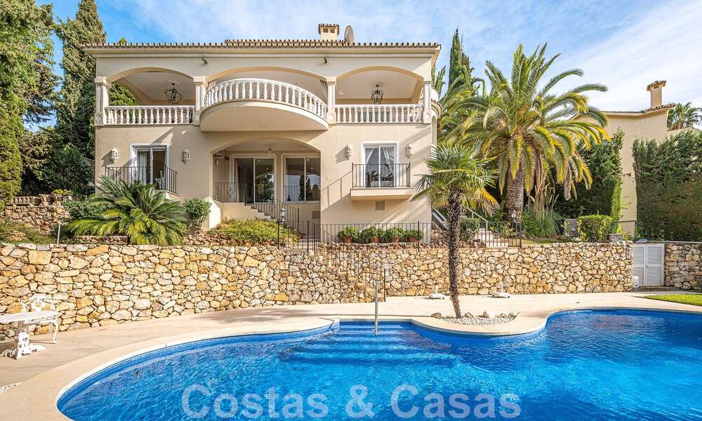 Traditioneel-mediterrane luxevilla te koop met zeezicht in een gated community op de Golden Mile van Marbella 54415