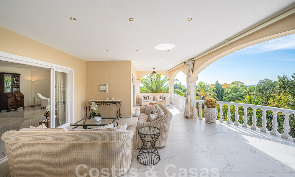 Traditioneel-mediterrane luxevilla te koop met zeezicht in een gated community op de Golden Mile van Marbella 54450