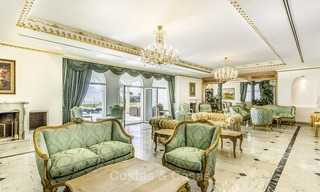 Statige en luxueuze palatiale villa te koop, direct aan zee, tussen Marbella en Estepona 11637 