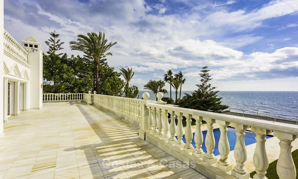 Statige en luxueuze palatiale villa te koop, direct aan zee, tussen Marbella en Estepona 11643