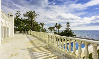 Statige en luxueuze palatiale villa te koop, direct aan zee, tussen Marbella en Estepona 11643 