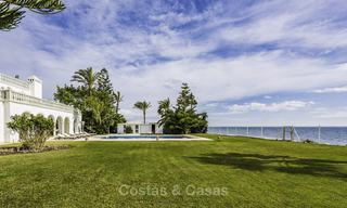 Statige en luxueuze palatiale villa te koop, direct aan zee, tussen Marbella en Estepona 11645 