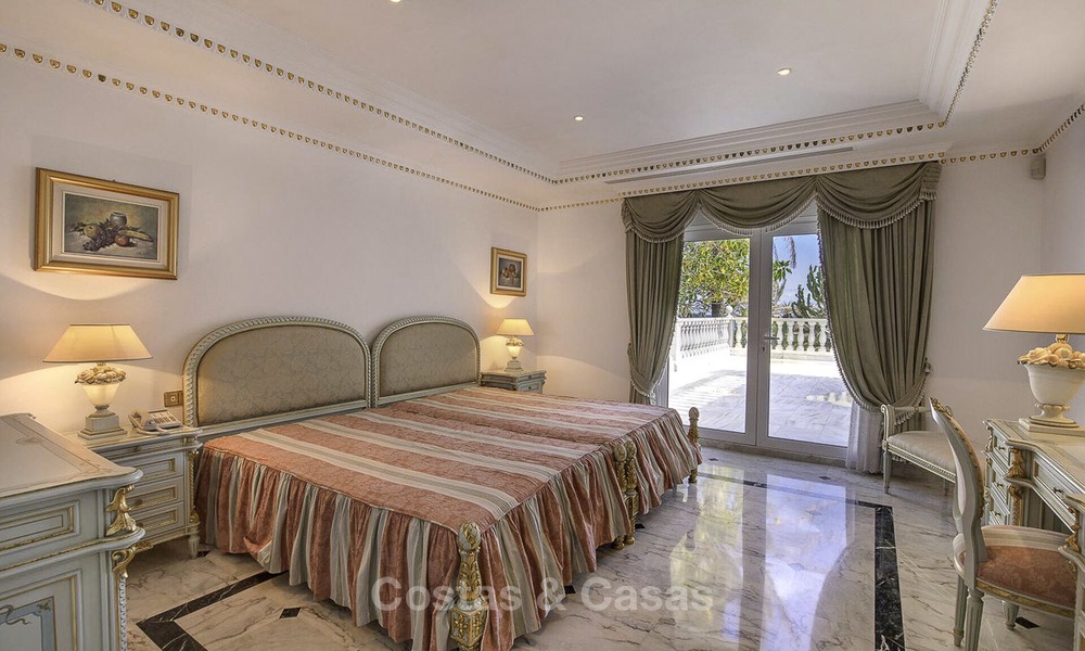 Statige en luxueuze palatiale villa te koop, direct aan zee, tussen Marbella en Estepona 13020
