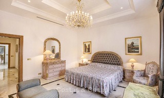 Statige en luxueuze palatiale villa te koop, direct aan zee, tussen Marbella en Estepona 13026 