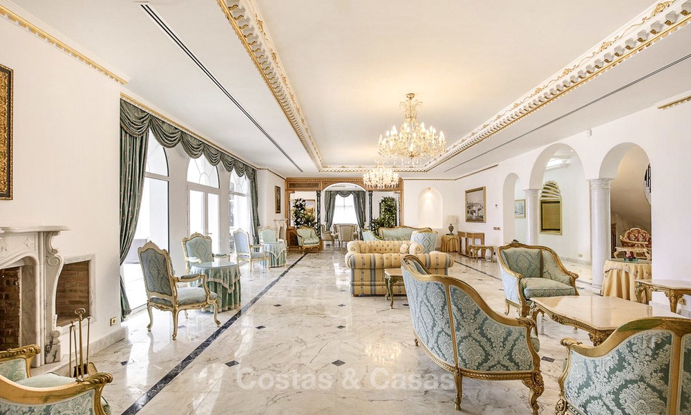 Statige en luxueuze palatiale villa te koop, direct aan zee, tussen Marbella en Estepona 13027