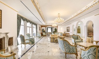 Statige en luxueuze palatiale villa te koop, direct aan zee, tussen Marbella en Estepona 13027 
