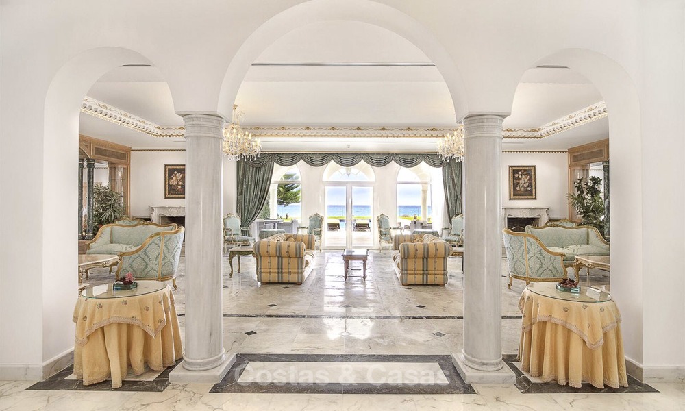 Statige en luxueuze palatiale villa te koop, direct aan zee, tussen Marbella en Estepona 13029