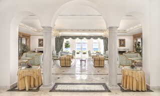 Statige en luxueuze palatiale villa te koop, direct aan zee, tussen Marbella en Estepona 13029 