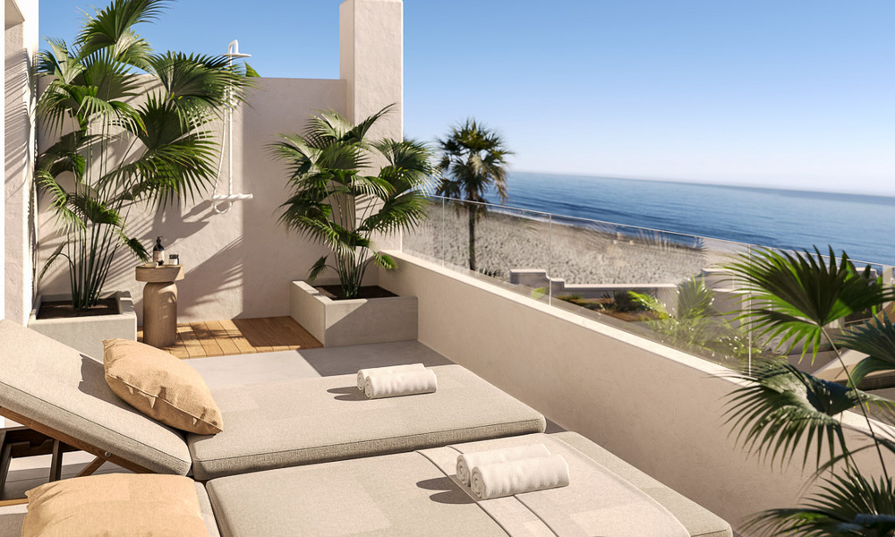 Exclusief gerenoveerde rijwoning te koop, grenzend aan het strand met onverstoord zeezicht, ten oosten van Marbella 52033