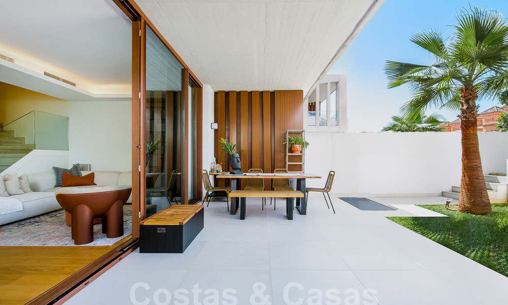 Moderne halfvrijstaande villa te koop, op loopafstand van Puente Romano op de Golden Mile van Marbella 52732