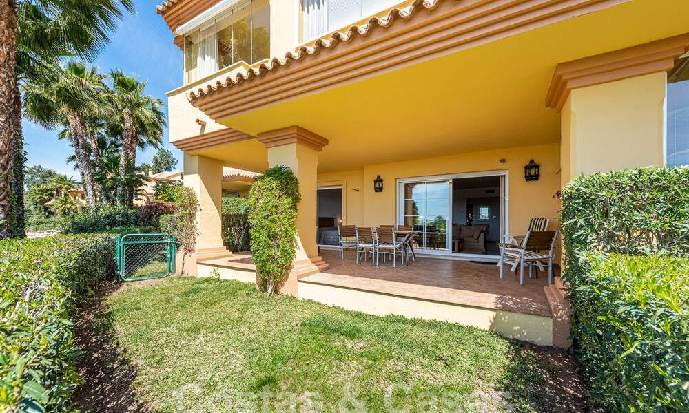 Tuinappartement te koop op loopafstand van Puerto Banus en het strand in een besloten urbanisatie in Nueva Andalucia, Marbella 55205