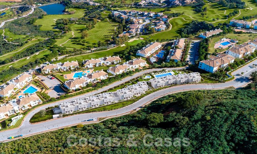 Nieuwbouwproject bestaande uit 8 rijwoningen te koop, met open uitzicht op de golfbanen van het begeerde golfresort La Cala Golf, Mijas 53258