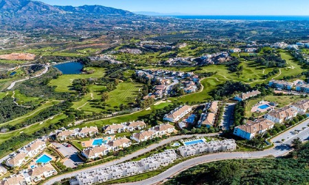 Nieuwbouwproject bestaande uit 8 rijwoningen te koop, met open uitzicht op de golfbanen van het begeerde golfresort La Cala Golf, Mijas 53259