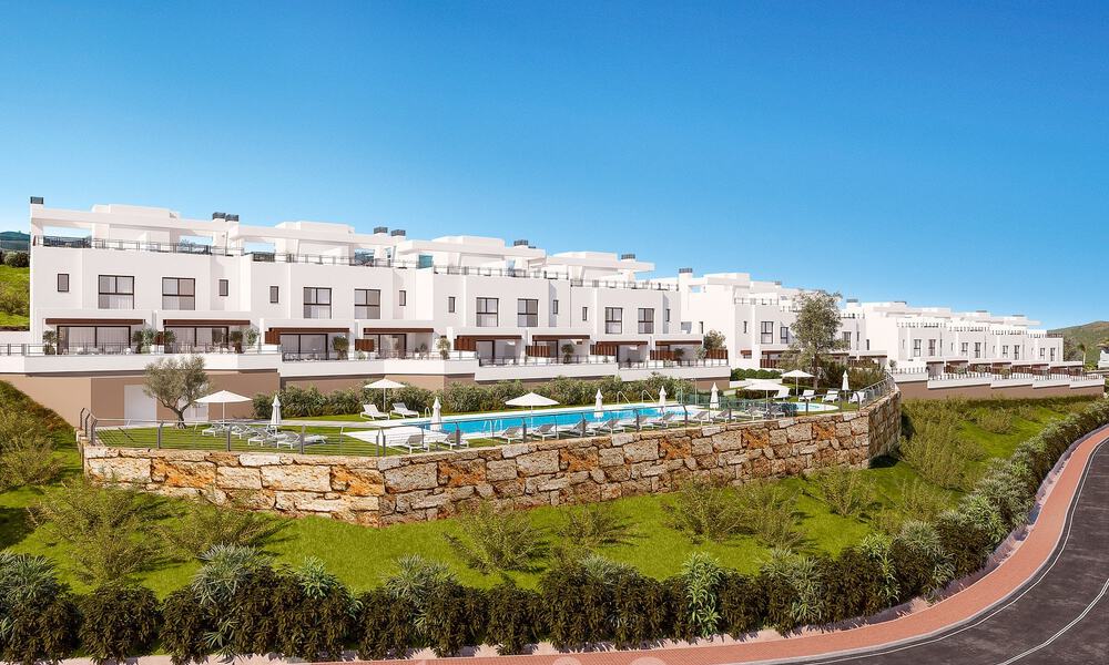 Nieuwbouwproject bestaande uit 8 rijwoningen te koop, met open uitzicht op de golfbanen van het begeerde golfresort La Cala Golf, Mijas 53261