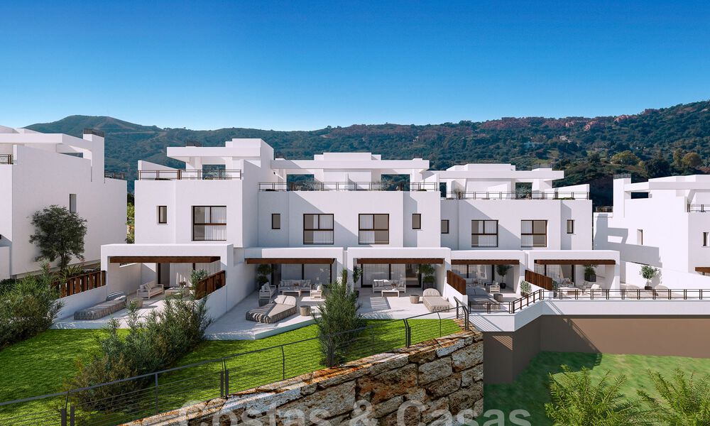 Nieuwbouwproject bestaande uit 8 rijwoningen te koop, met open uitzicht op de golfbanen van het begeerde golfresort La Cala Golf, Mijas 53265