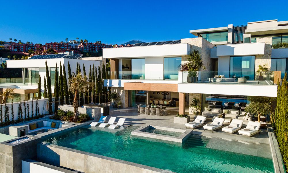 Instapklare. Exclusieve, nieuwe villa met onbelemmerd zeezicht te koop, gelegen in een beveiligde wijk in La Quinta, Marbella - Benahavis 51833