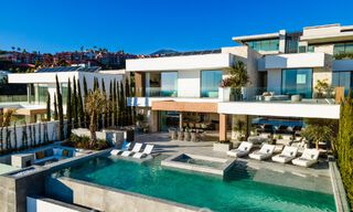 Instapklare. Exclusieve, nieuwe villa met onbelemmerd zeezicht te koop, gelegen in een beveiligde wijk in La Quinta, Marbella - Benahavis 51833 