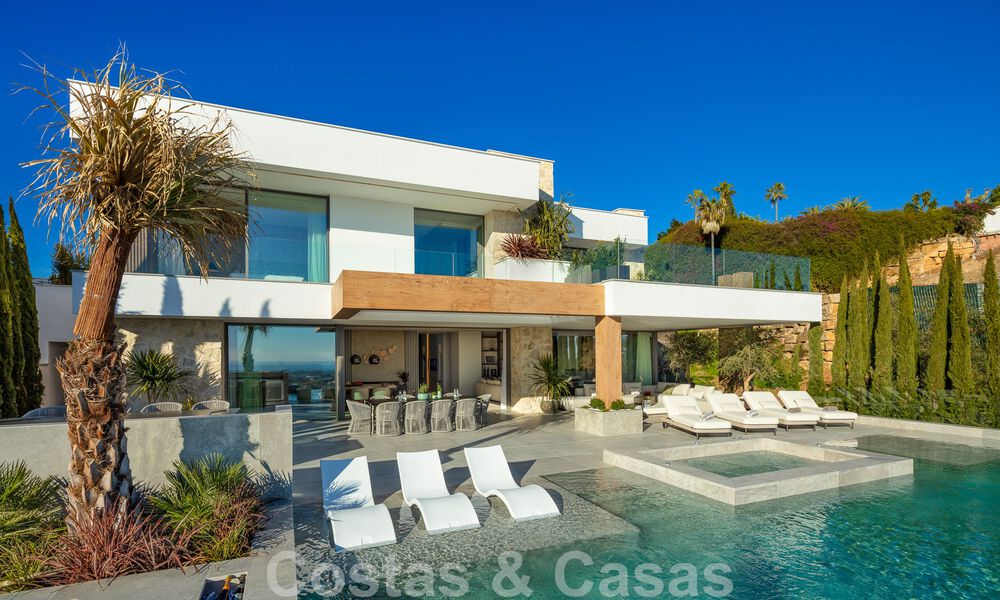 Instapklare. Exclusieve, nieuwe villa met onbelemmerd zeezicht te koop, gelegen in een beveiligde wijk in La Quinta, Marbella - Benahavis 51834