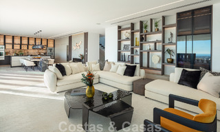 Instapklare. Exclusieve, nieuwe villa met onbelemmerd zeezicht te koop, gelegen in een beveiligde wijk in La Quinta, Marbella - Benahavis 51842 