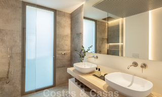 Instapklare. Exclusieve, nieuwe villa met onbelemmerd zeezicht te koop, gelegen in een beveiligde wijk in La Quinta, Marbella - Benahavis 51846 