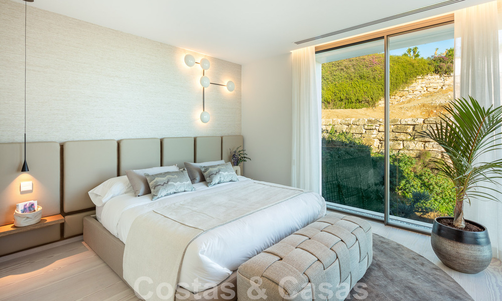 Instapklare. Exclusieve, nieuwe villa met onbelemmerd zeezicht te koop, gelegen in een beveiligde wijk in La Quinta, Marbella - Benahavis 51847