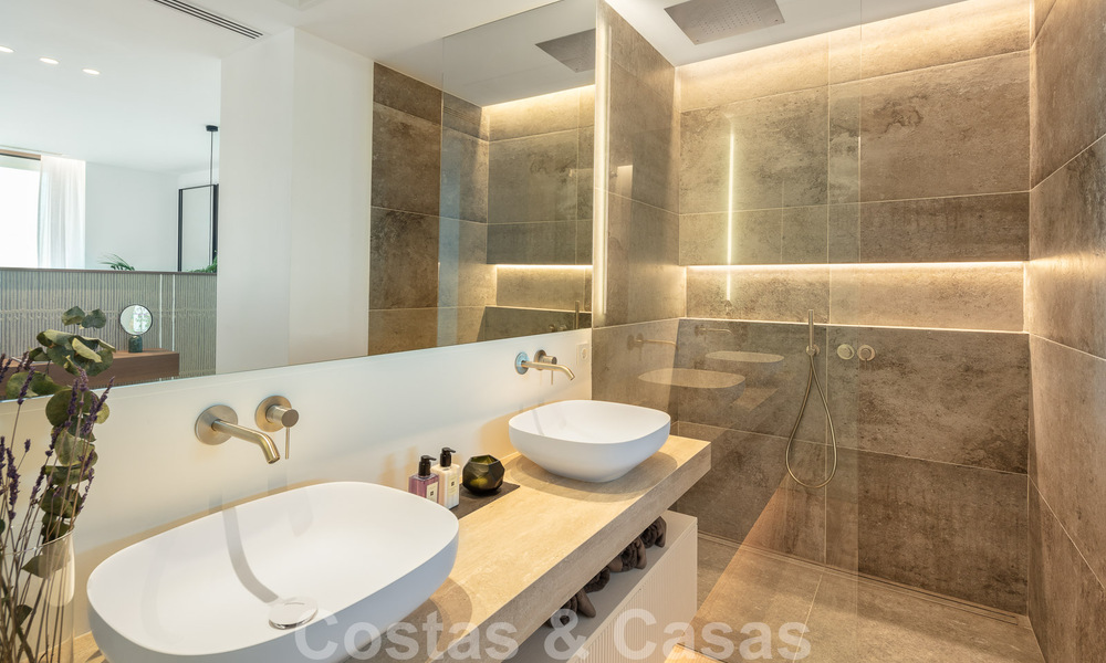 Instapklare. Exclusieve, nieuwe villa met onbelemmerd zeezicht te koop, gelegen in een beveiligde wijk in La Quinta, Marbella - Benahavis 51848