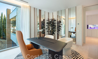 Instapklare. Exclusieve, nieuwe villa met onbelemmerd zeezicht te koop, gelegen in een beveiligde wijk in La Quinta, Marbella - Benahavis 51849 