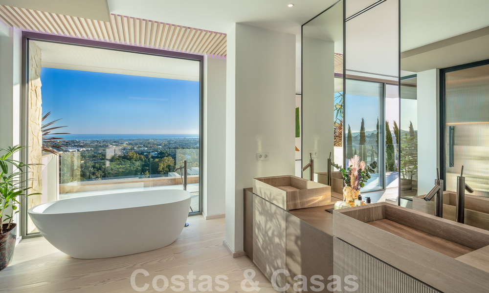 Instapklare. Exclusieve, nieuwe villa met onbelemmerd zeezicht te koop, gelegen in een beveiligde wijk in La Quinta, Marbella - Benahavis 51851
