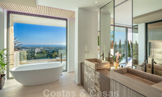 Instapklare. Exclusieve, nieuwe villa met onbelemmerd zeezicht te koop, gelegen in een beveiligde wijk in La Quinta, Marbella - Benahavis 51851 