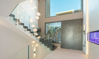 Instapklare. Exclusieve, nieuwe villa met onbelemmerd zeezicht te koop, gelegen in een beveiligde wijk in La Quinta, Marbella - Benahavis 51855 