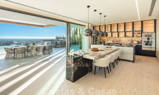 Instapklare. Exclusieve, nieuwe villa met onbelemmerd zeezicht te koop, gelegen in een beveiligde wijk in La Quinta, Marbella - Benahavis 51866 