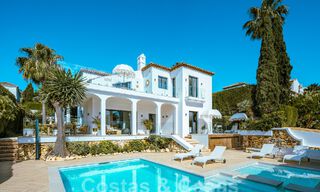 Luxueuze villa te koop met een traditionele bouwstijl gelegen in een gated community van Nueva Andalucia, Marbella 53691 