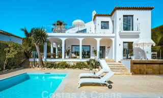 Luxueuze villa te koop met een traditionele bouwstijl gelegen in een gated community van Nueva Andalucia, Marbella 53692 