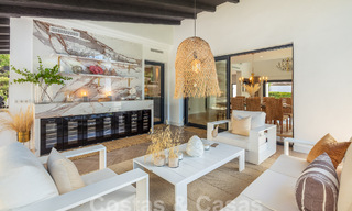 Luxueuze villa te koop met een traditionele bouwstijl gelegen in een gated community van Nueva Andalucia, Marbella 53705 