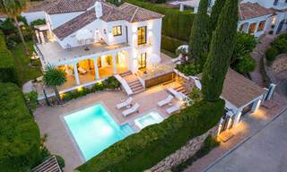 Luxueuze villa te koop met een traditionele bouwstijl gelegen in een gated community van Nueva Andalucia, Marbella 53706 