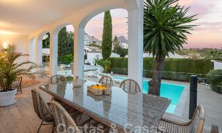 Luxueuze villa te koop met een traditionele bouwstijl gelegen in een gated community van Nueva Andalucia, Marbella 53711 