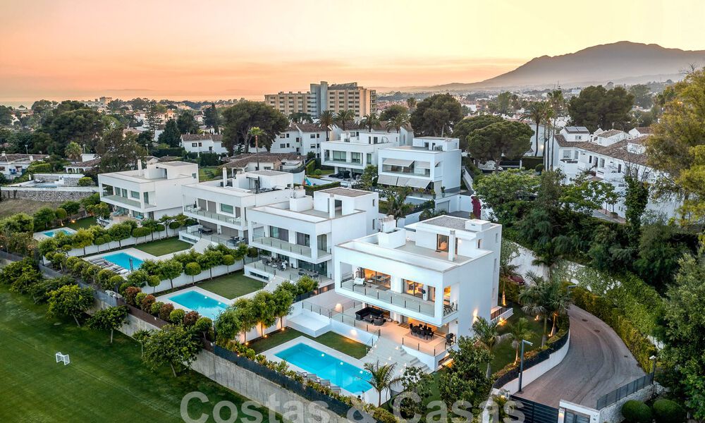 Instapklare, moderne luxevilla te koop op loopafstand van het strand in een bevoorrechte omgeving nabij Guadalmina Baja, Marbella - Estepona 53855