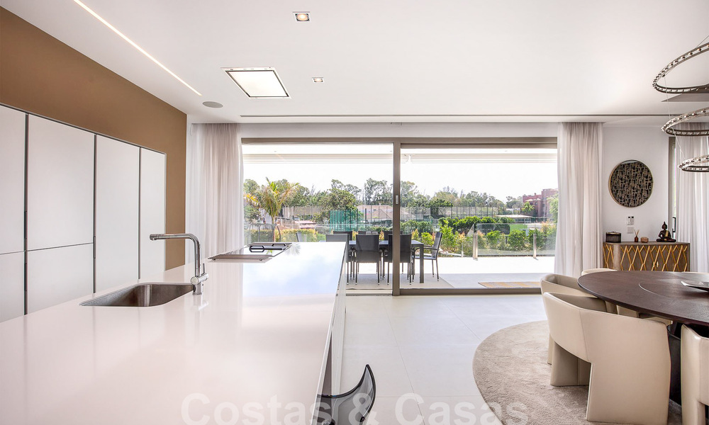 Instapklare, moderne luxevilla te koop op loopafstand van het strand in een bevoorrechte omgeving nabij Guadalmina Baja, Marbella - Estepona 53860