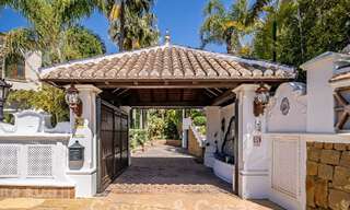 Stijlvolle Andalusische luxevilla te koop op een steenworp van het strand in de begeerde urbanisatie Bahia de Marbella 51879 