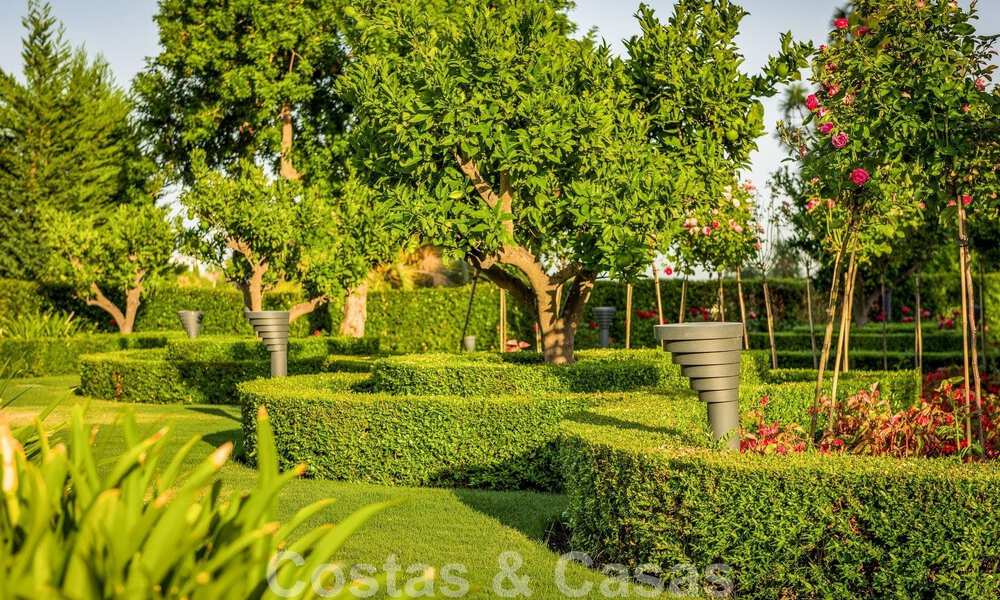 Majestueuze, hoogstaande luxevilla te koop met 7 slaapkamers in een exclusieve urbanisatie ten oosten van Marbella centrum 51972