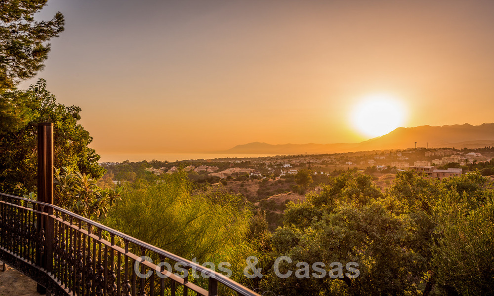 Majestueuze, hoogstaande luxevilla te koop met 7 slaapkamers in een exclusieve urbanisatie ten oosten van Marbella centrum 51990