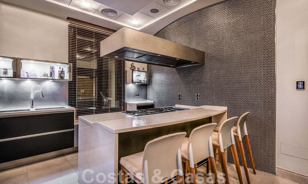 Majestueuze, hoogstaande luxevilla te koop met 7 slaapkamers in een exclusieve urbanisatie ten oosten van Marbella centrum 51993