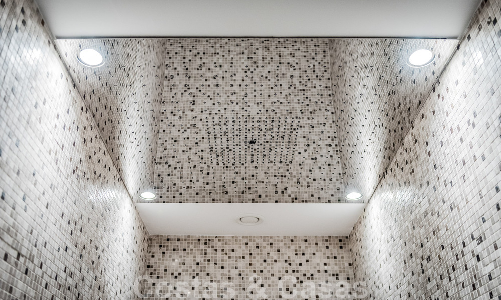 Majestueuze, hoogstaande luxevilla te koop met 7 slaapkamers in een exclusieve urbanisatie ten oosten van Marbella centrum 51995