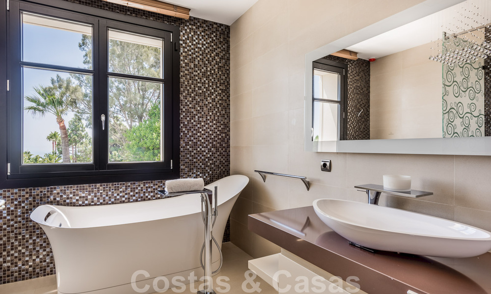 Majestueuze, hoogstaande luxevilla te koop met 7 slaapkamers in een exclusieve urbanisatie ten oosten van Marbella centrum 52002