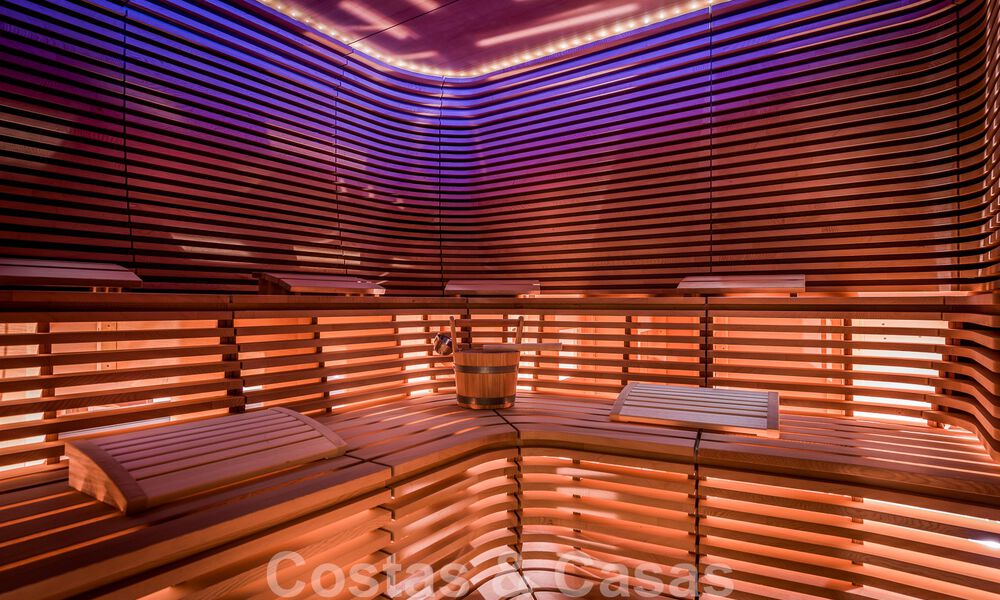 Majestueuze, hoogstaande luxevilla te koop met 7 slaapkamers in een exclusieve urbanisatie ten oosten van Marbella centrum 52009