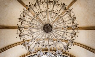 Majestueuze, hoogstaande luxevilla te koop met 7 slaapkamers in een exclusieve urbanisatie ten oosten van Marbella centrum 52018 