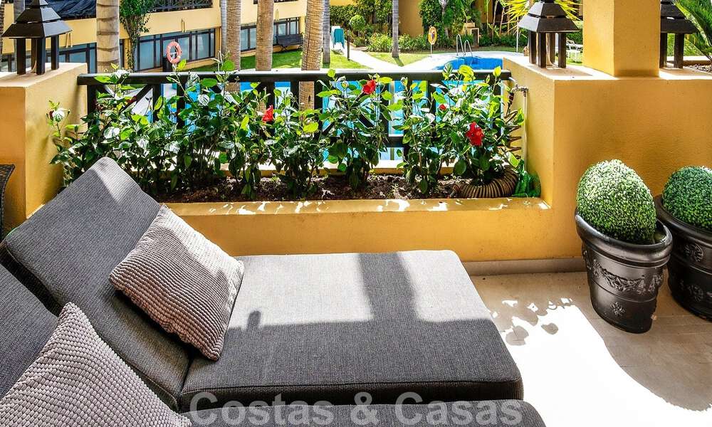 Luxe appartement te koop in een exclusief tweedelijnsstrand complex in Puerto Banus, Marbella 52096