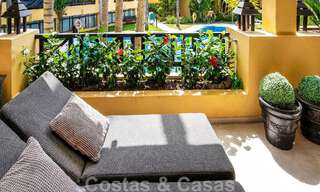 Luxe appartement te koop in een exclusief tweedelijnsstrand complex in Puerto Banus, Marbella 52096 